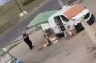 Dron ruso persigue y ataca a vendedor de fruta en Ucrania