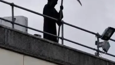 Hombre disfrazado de la Muerte desata el pánico en el techo de un hospital
