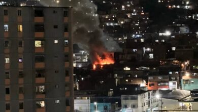 Incendio en la calle 13 de Los Jardines de El Valle moviliza a los Bomberos de Caracas