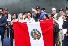 Keiko Fujimori recibe en Lima a peruanos rescatados tras el doble terremoto de Venezuela