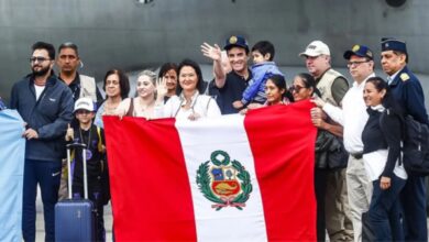 Keiko Fujimori recibe en Lima a peruanos rescatados tras el doble terremoto de Venezuela