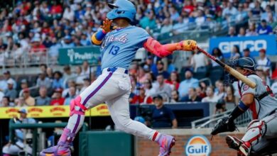 Ronald Acuña y Martín Pérez lideran la victoria de Atlanta