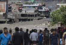 Suben a 160 los muertos tras devastadoras inundaciones en la frontera entre Nepal y China