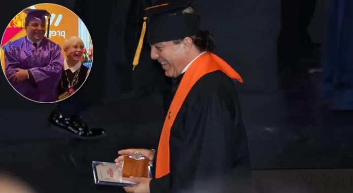 Cristian Castro culmina el bachillerato a sus 51 años