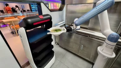 Robots asumen la cocina y el servicio en un restaurante de Pekín