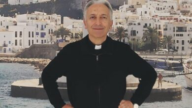 Sacerdote logra más de 600 bodas en 15 años uniendo solteros por WhatsApp