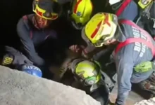 Rescatan a un hombre atrapado entre los escombros en Cali