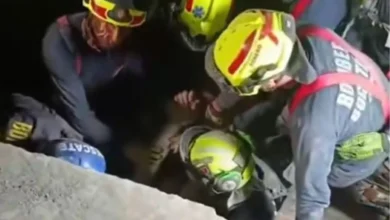 Rescatan a un hombre atrapado entre los escombros en Cali