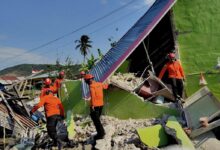 Elevan a 68 los muertos tras terremoto de magnitud 7.7 en Indonesia