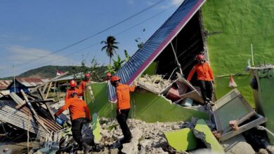 Elevan a 68 los muertos tras terremoto de magnitud 7.7 en Indonesia