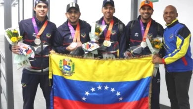 Atletas de esgrima y softbol regresan al país tras victorias en Juegos Suramericanos