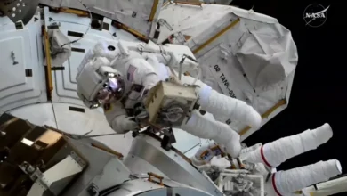 Dos astronautas concluyen caminata espacial tras inconveniente con uno de los trajes