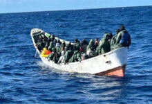 Más de 80 migrantes mueren en un cayuco rescatado a la deriva cerca de las Islas Canarias