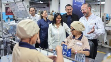 Presidenta (E) Delcy Rodríguez inspecciona la planta de cosméticos Valmy