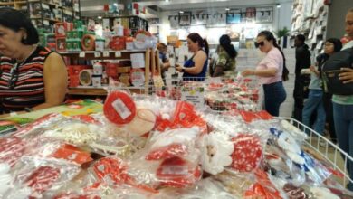 Consumidores en Maturín adelantan la compra de adornos navideños ante la constante inflación
