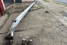 Un vehículo fuera de control derriba un poste y deja sin luz a la avenida Raúl Leoni de Maturín