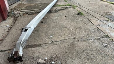 Un vehículo fuera de control derriba un poste y deja sin luz a la avenida Raúl Leoni de Maturín