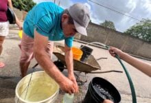 Vecinos de Fundemos sufres por el servicio de agua desde hace una década