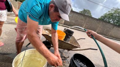 Vecinos de Fundemos sufres por el servicio de agua desde hace una década