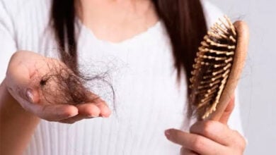 ¿Se te cae el cabello más de lo normal? Causas, tratamientos y hábitos para frenar la pérdida