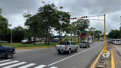 Invisibles tras la reparación: conductores y peatones ignoran los semáforos de la Libertador