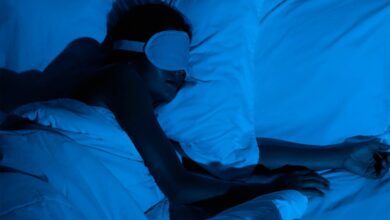 Dormir en total oscuridad protege tu corazón: la ciencia explica por qué