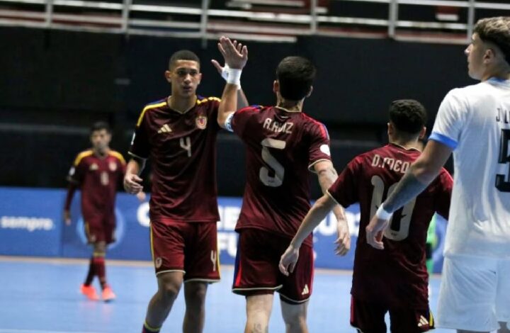 Venezuela iguala 3-3 ante Uruguay en un electrizante debut del suramericano de fútbol sala sub-20