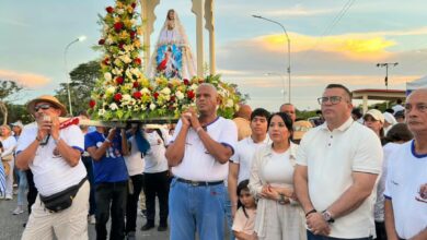 Alcalde Oscar Cedeño, junto a su núcleo familia, acompañó la multitudinaria peregrinación que arriba a un cuarto de siglo de tradición, uniendo al pueblo zamorano en oración y agradecimientos