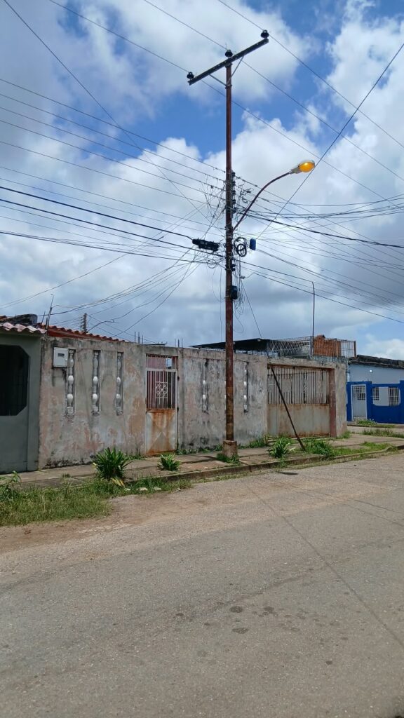 Familias de Los Guaritos V piden restitución del servicio eléctrico tras tres días luz