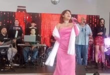 ‎Los alumnos de la Escuela de Canto Lucía León Icum, durante su presentación del cierre de proyecto al estilo “disco retro”.