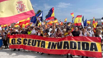 Más de mil personas marchan en la frontera de Ceuta para protestar contra la crisis migratoria