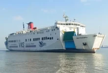 Indonesia: Buscan a más de 100 personas tras el volcamiento de un ferry golpeado por olas de tres metros