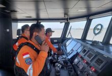 Seis muertos y más de 130 desaparecidos tras naufragio en Indonesia