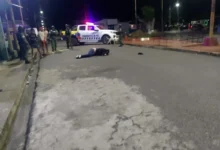 Un fallecido y dos funcionarios heridos deja ataque armado en la vía principal de Tropical