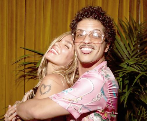 Karol G y Bruno Mars lanzan el videoclip oficial de «Still»