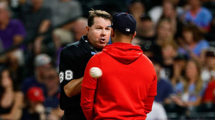 Umpire Doug Eddings desata polémica en la MLB por presunto abuso de poder