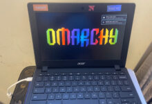 La pantalla dice Omarchy, que es un Linux basado en Arch, no NixOS. El pie de foto debería decir algo como «Una laptop Acer vieja corriendo Omarchy, un Linux basado en Arch», para que nadie crea que es DAWO.