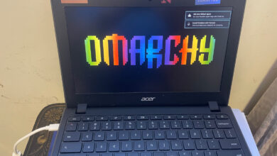 La pantalla dice Omarchy, que es un Linux basado en Arch, no NixOS. El pie de foto debería decir algo como «Una laptop Acer vieja corriendo Omarchy, un Linux basado en Arch», para que nadie crea que es DAWO.