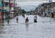 Ecuador evacúa zonas vulnerables y eleva alertas por El Niño