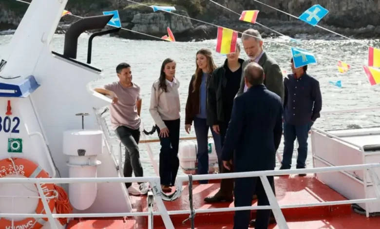 Susto en Asturias: Letizia resbala y cae a bordo de una embarcación pesquera