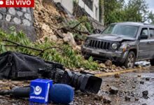 Atropellan a una reportera y a su camarógrafo en plena transmisión en vivo