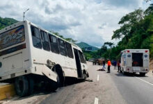 Muere una profesora y ocho alumnos resultan heridos en accidente de tránsito