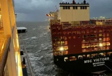 Crucero choca con un buque portacontenedores en Alemania