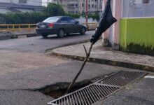 Transportistas y choferes denuncian grave riesgo en la Av. Fuerzas Armadas por tapa de alcantarilla rota