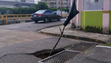 Transportistas y choferes denuncian grave riesgo en la Av. Fuerzas Armadas por tapa de alcantarilla rota