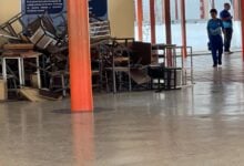 Estudiantes del Liceo "Miguel José Sanz" ven clases en el suelo por falta de pupitres