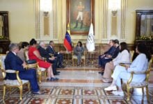 Presidenta Rodríguez se reúne con directivos del Centro Caribe Sports en Caracas