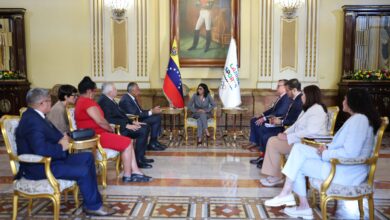 Presidenta Rodríguez se reúne con directivos del Centro Caribe Sports en Caracas
