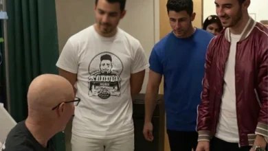 Jonas Brothers visitan en el hospital a una fan en tratamiento de quimioterapia