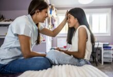 Cómo contarle a tus hijos que tienes una nueva pareja, según dos expertas